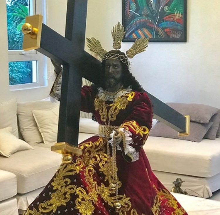 Angeline Quinto Receives Black Nazarenes Replica