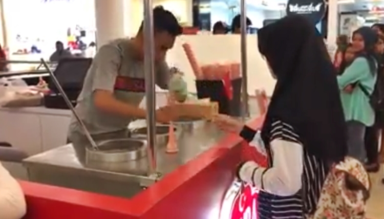 Viral Ice Cream Vendor