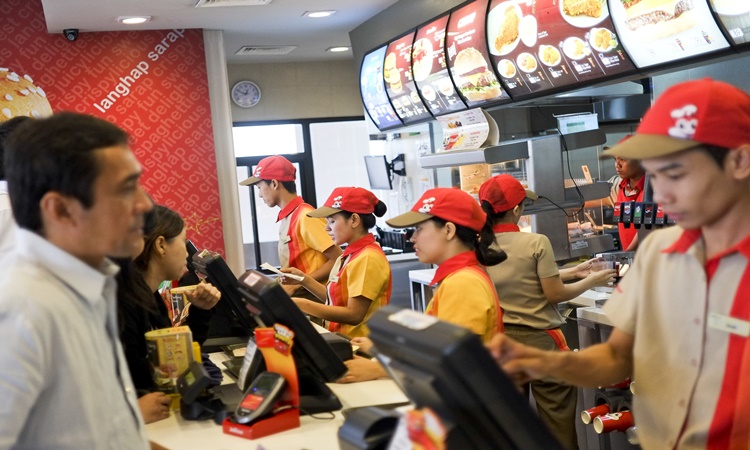 Jollibee Vows To Hire Pwds Senior Citizens For Manila Branches 