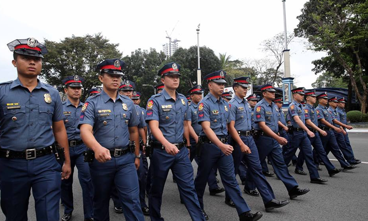 2 Policemen Show Act Of Kindness Towards Hungry Elderly Woman