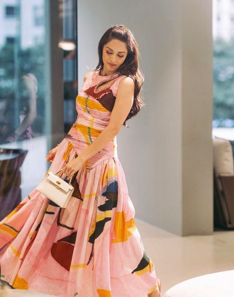 6 statement bags seen on Marian Rivera