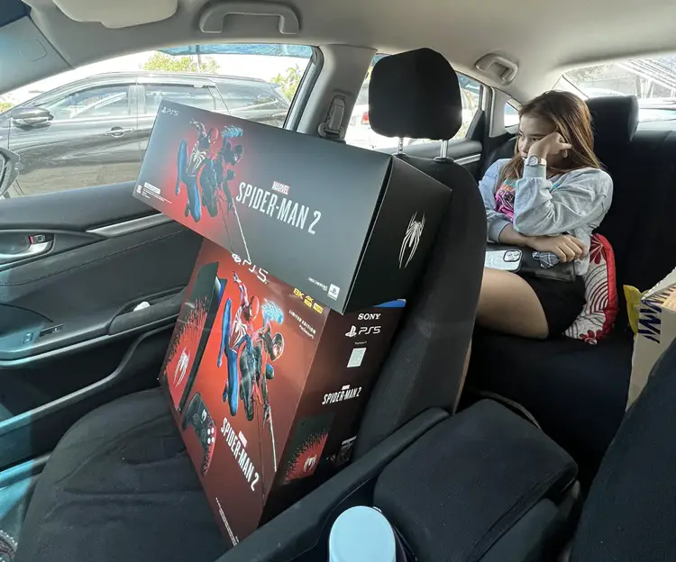 Boyfriend Shows Off Girlfriend’s Happy Mood After Purchasing PlayStation 5