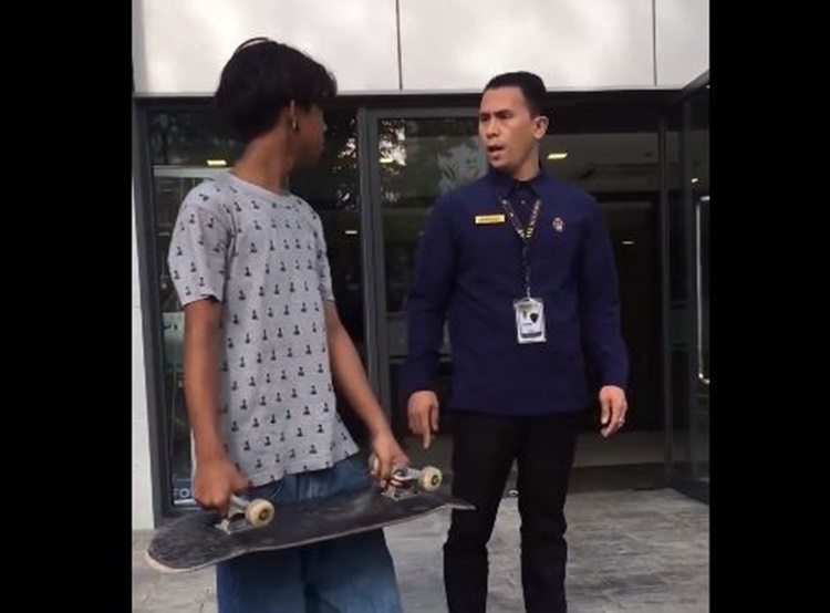 Skateboarder tries to fight the security guard who confronted them |  PhilNews