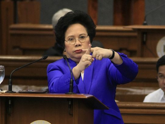 Sen. Miriam Santiago Attacked Sen. Enrile on Privilege Speech Video ...