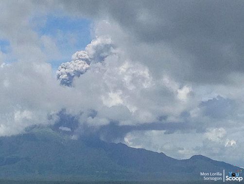 Netizens Posted Photos of Mt. Bulusan Eruption Online | PhilNews