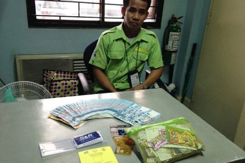 Airport Wheelchair Attendant Returns The Pouch With Over P100K Cash