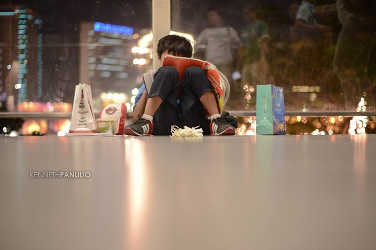 Sampaguita Boy: Young Pinoy Sells Flowers, Studies On Footbridge