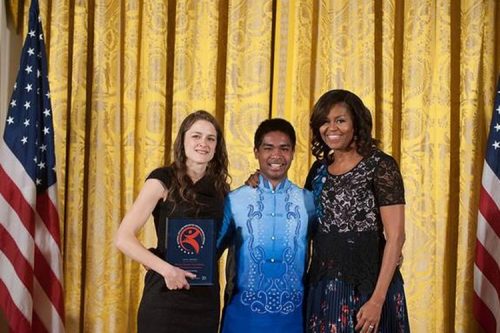 Viral: Pinoy Receives An Award From Michelle Obama At The White House