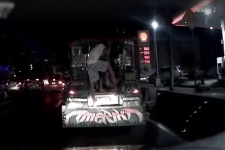 Street Boys Stealing Jeepney Passengers During Traffic Caught On Video
