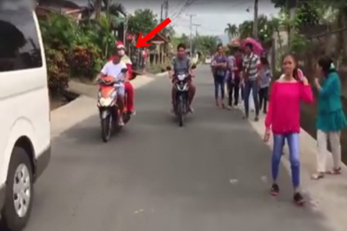 Viral: Pinoy Santa Claus Suffers An Embarrassing Accident