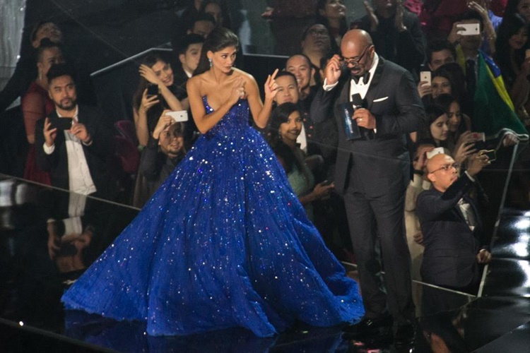 Pia Wurtzbach Gives Pair Of Eyeglass To Steve Harvey Before Announcing Miss Universe 2017