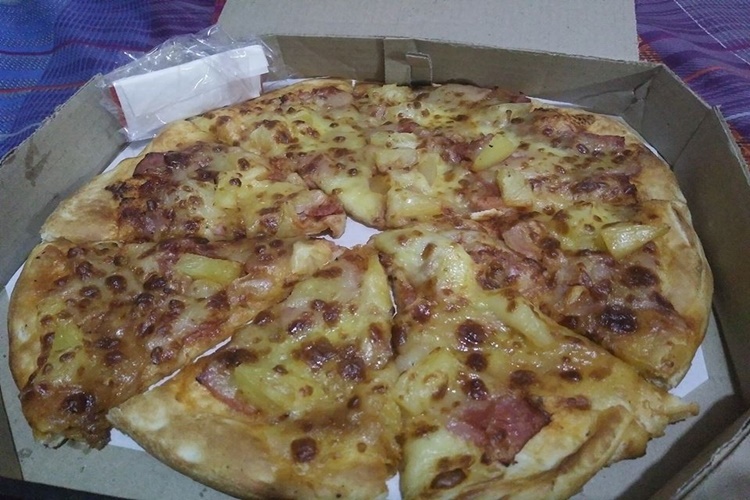 Look: Netizen Shares About Pizza Store Allegedly Forces Workers To Buy Unsold Pizza Slices