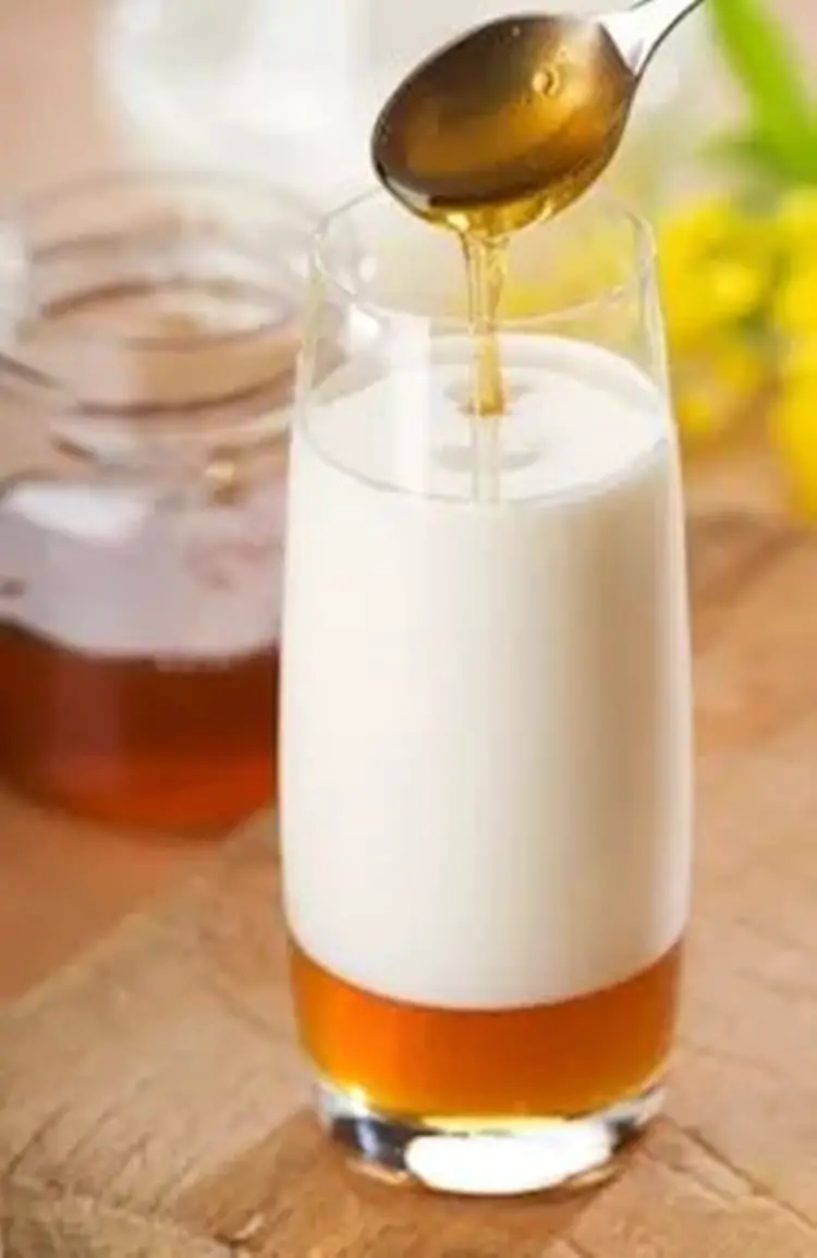 Молоко мед и масло пить. Молоко и мед. Горячее молоко с медом. Кефир с медом. Тёплое молоко с мёдом.