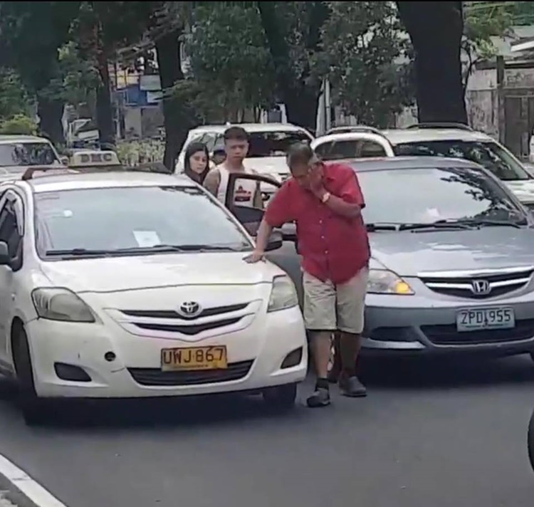 Female Motorist Slaps Old Taxi Driver During Road Rage