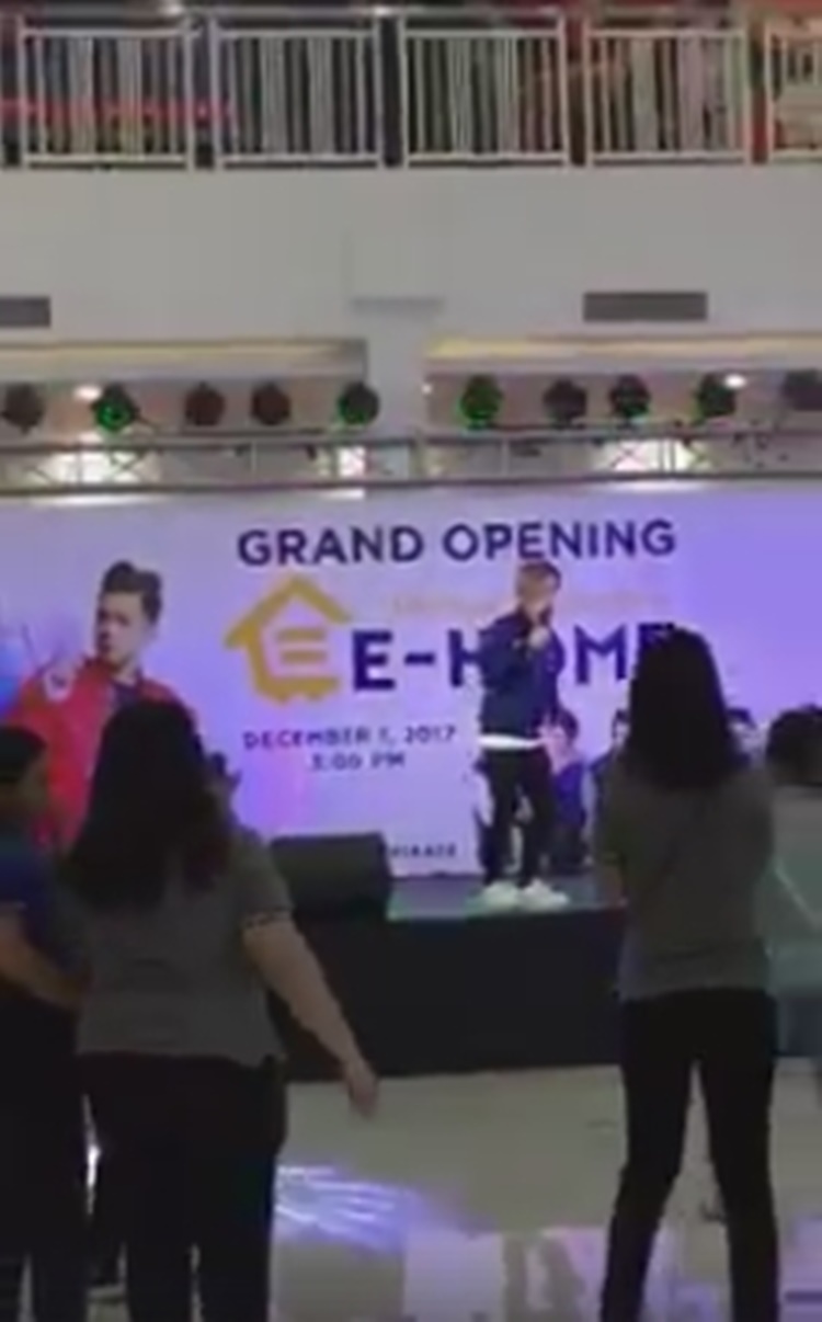 Xander Ford’s Mini Concert