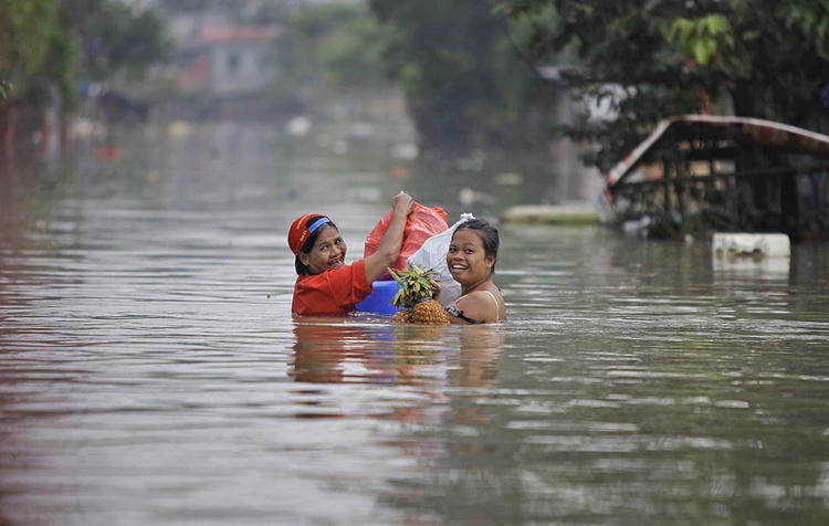 Marikina People Wildly Fighting Over Relief Goods Caught On Video