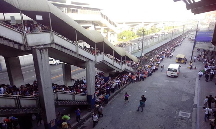 MRT-North Avenue Queue Line Almost Reaches Up To SM North