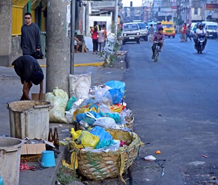 Plant Pot In Corner Of 9th Avenue In BGC Turns Into Garbage Bin