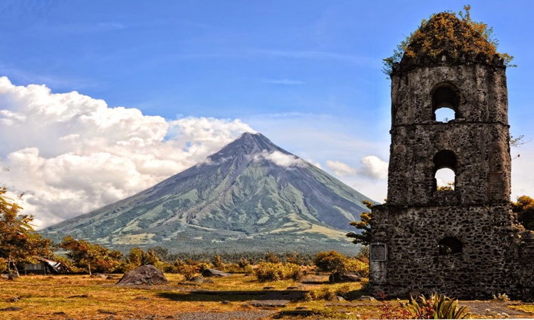 Mayon Volcano Crowned With Salakot Like Clouds Goes Viral Photo