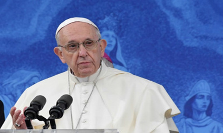 Pope Francis Slaps Woman On New Year, Apologizes The Next Day