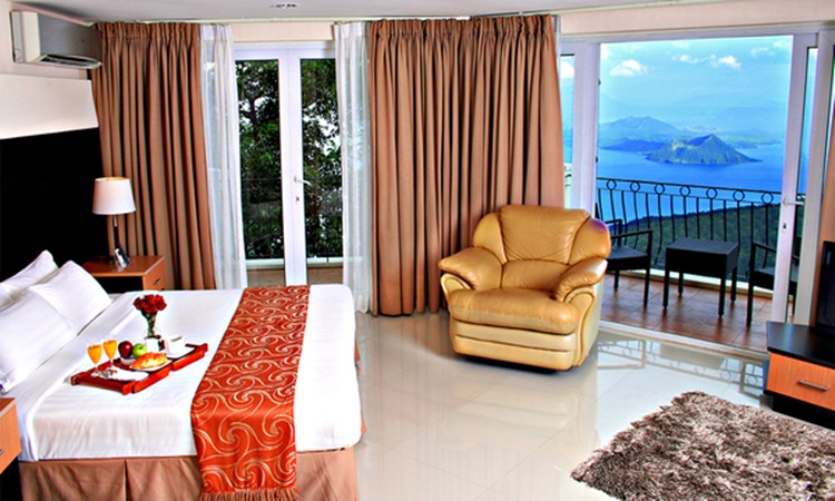 Lake Hotel
