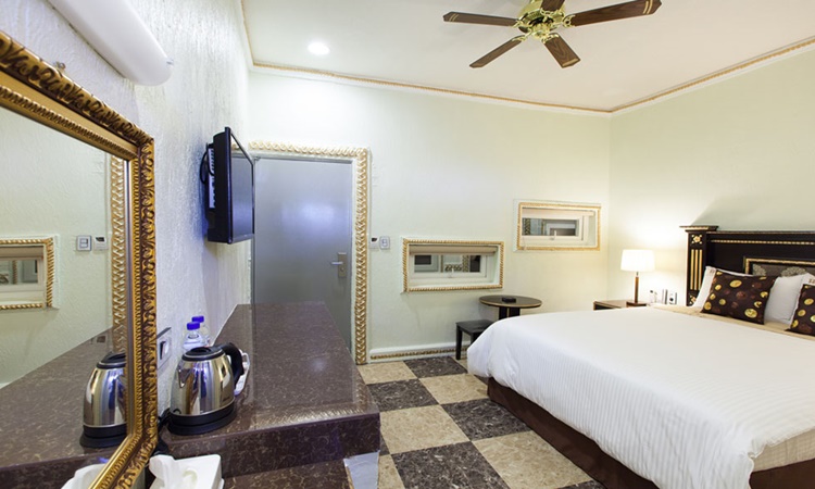 W Clark Hotel