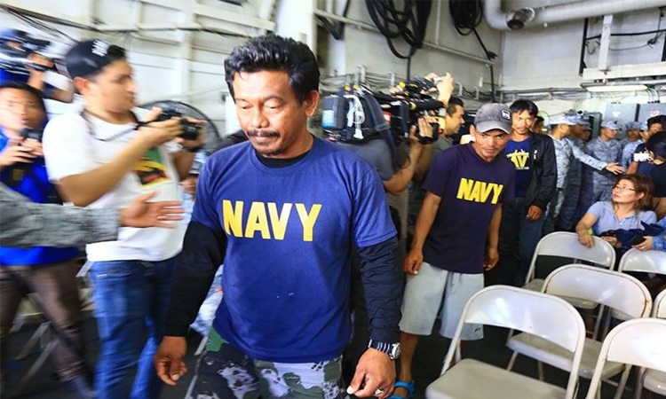 Filipino-boat-captain-junel-insigne