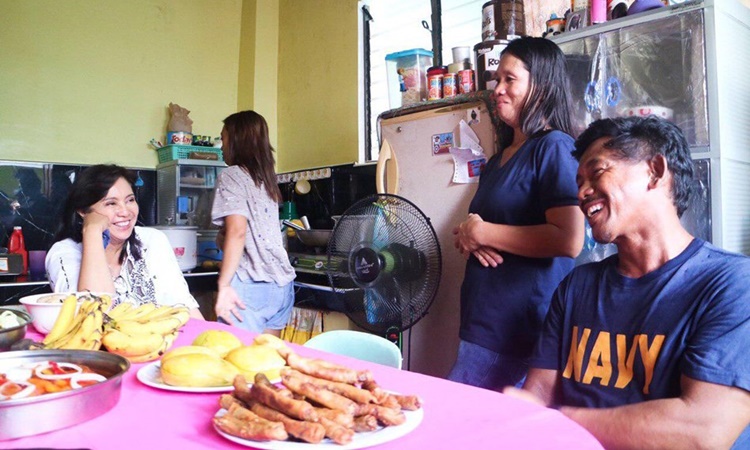 Leni-Robredo-with-captain-insigne