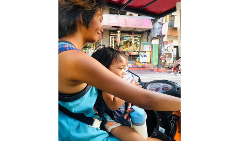 Female Tricycle Driver in Divisoria Brings 9-Month-Old Baby To Work