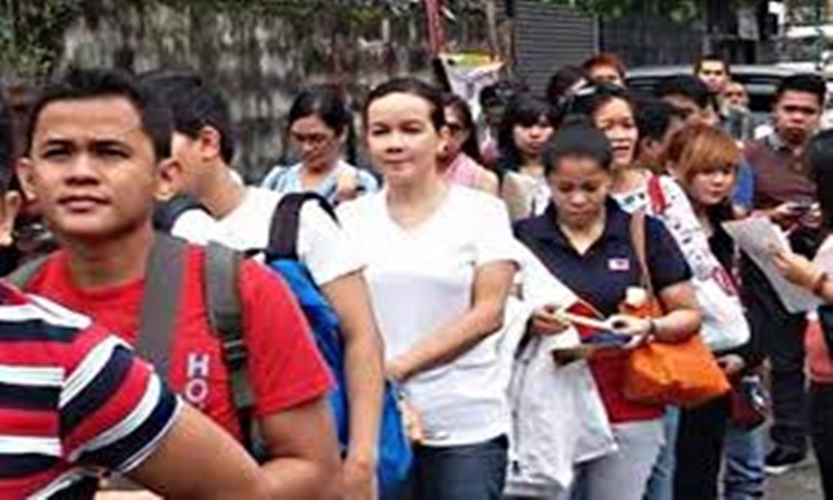 Grace-Poe-on-MRT-3