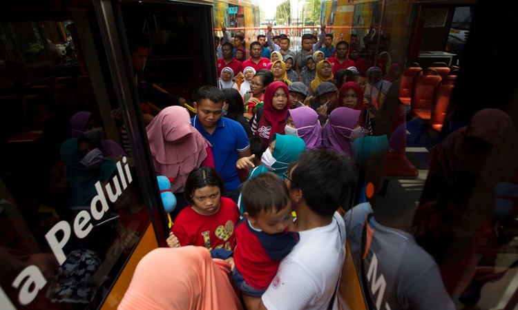 Commuters-in-Indonesia