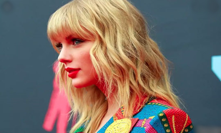 Taylor-Swift-Lover-1