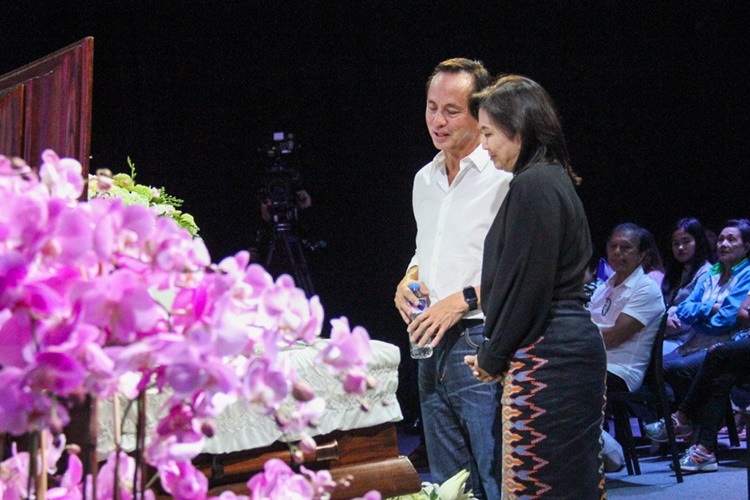 VP Leni Robredo Visits Gina Lopez's Wake