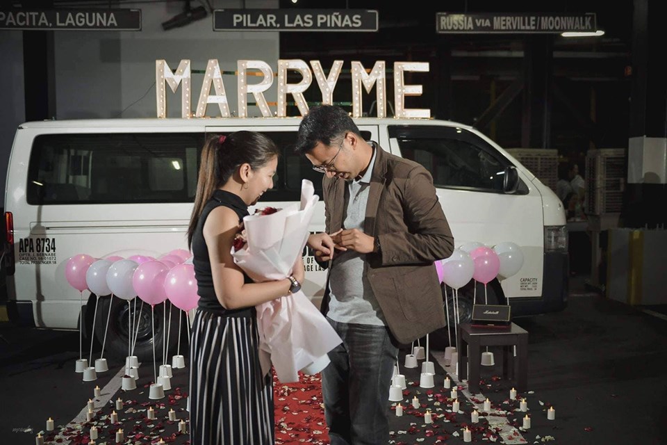 man-propose-terminal-3