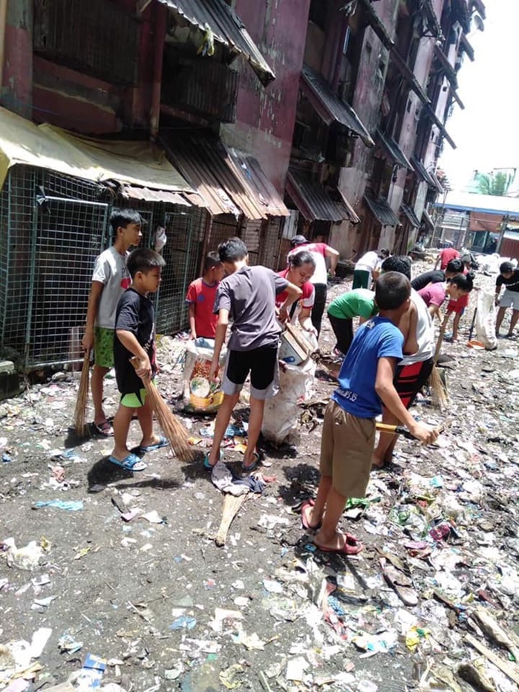 Young Children Help Manila Government to Clean Metro Manila