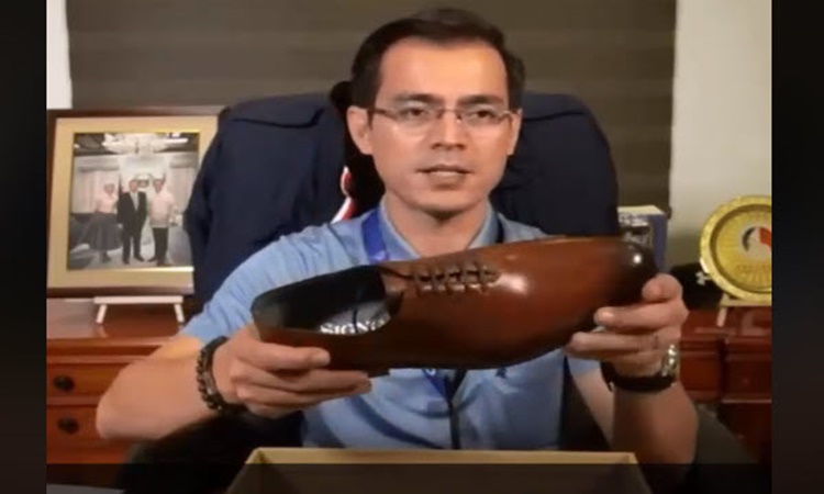 Isko-Moreno-receives-gift
