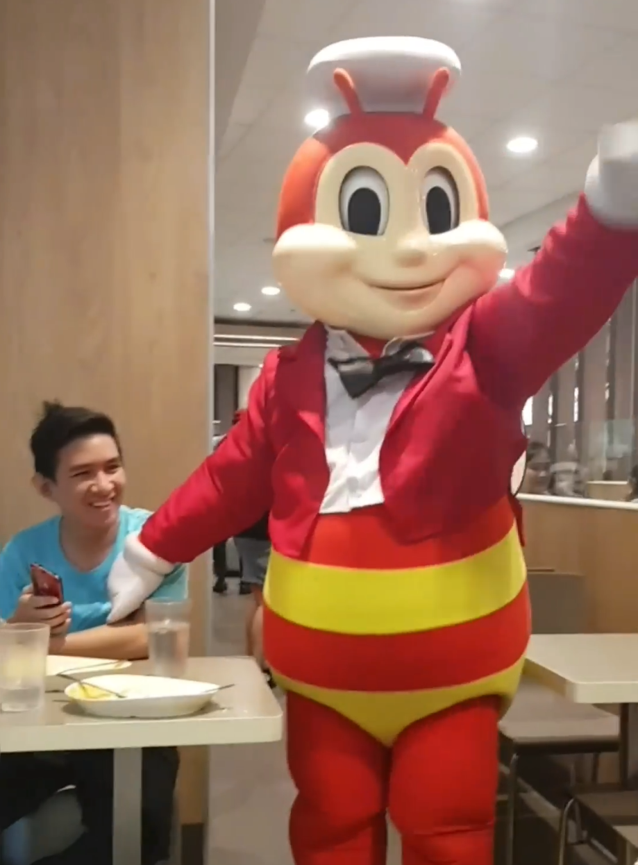 Jollibee Mascot Helped Man To Get The Attention Of Female Customer 8715