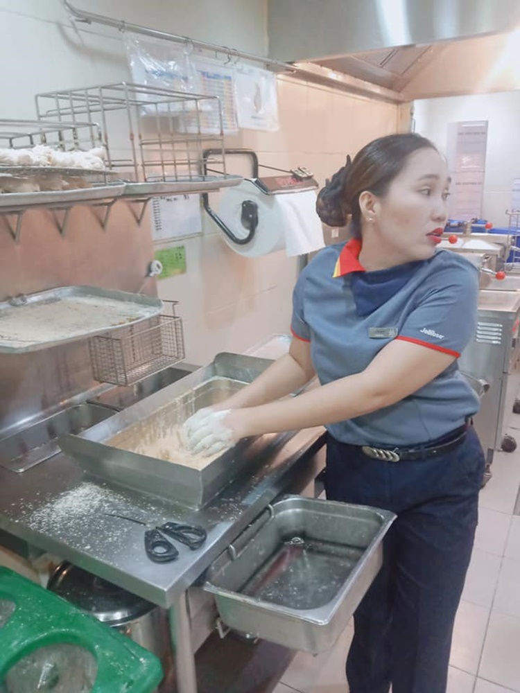 FastFood Manager Earns Praises Online For Performing Her Crew’s Duty