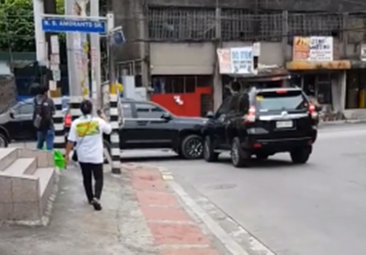 ROAD RAGE INCIDENT: 2 Vehicles Bumping Into Each Other Goes Viral