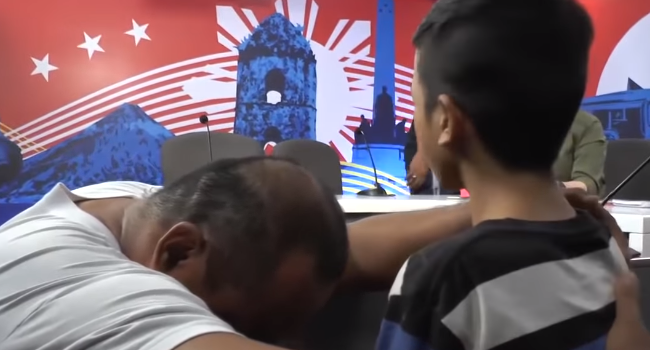 Kid Vendor Gets Gets Justice VS "Enforcers" That Stole His Fruits
