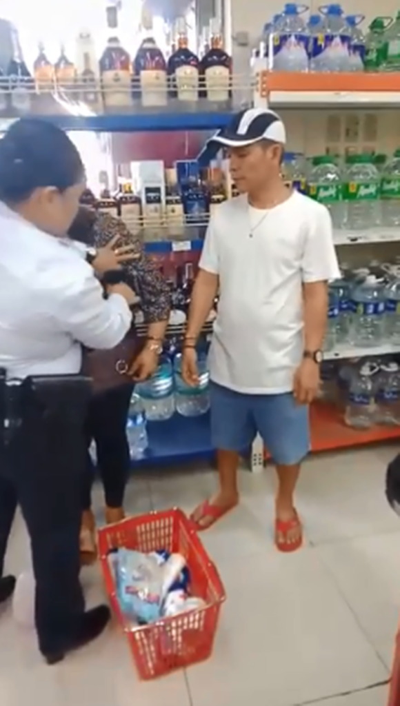 Security Guards Caught Lady Shoplifter Stealing Grocery Items (Video)