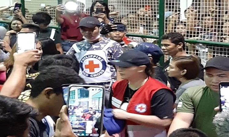 Angel-Locsin-evacuees-1