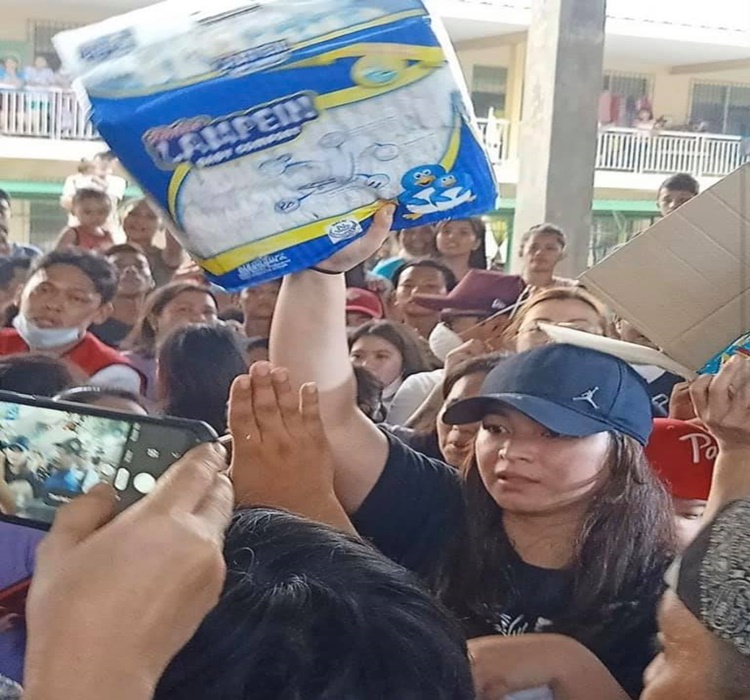 Angel-Locsin-evacuees