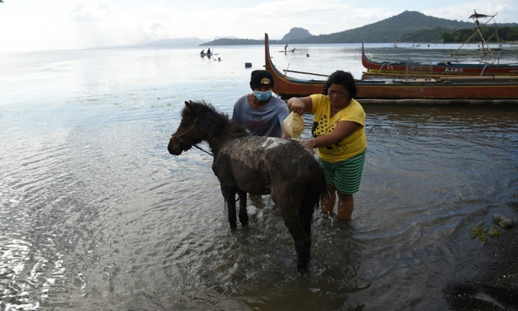 Taal-volcano-eruption-8