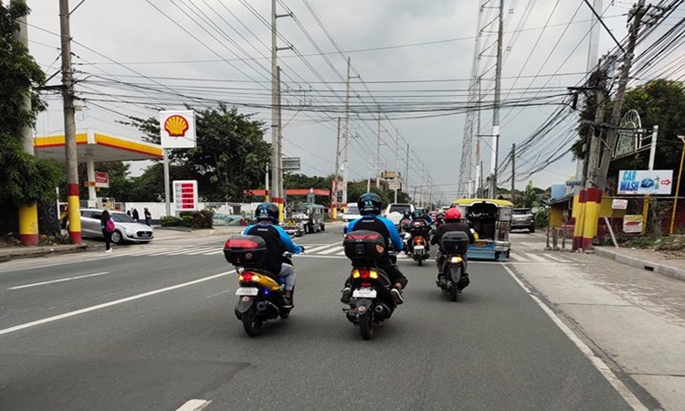 Taal-volcano-eruption-Motorcycle-riders-4