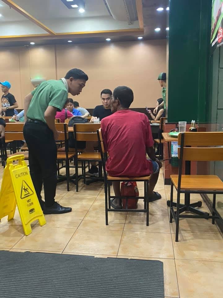 Mang Inasal Crew Who Fed Elder Beggar Inside Store Amaze Netizens