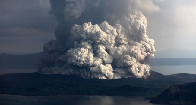 Fissures Near Taal Volcano - Continuous Quakes Leads To Major Eruption