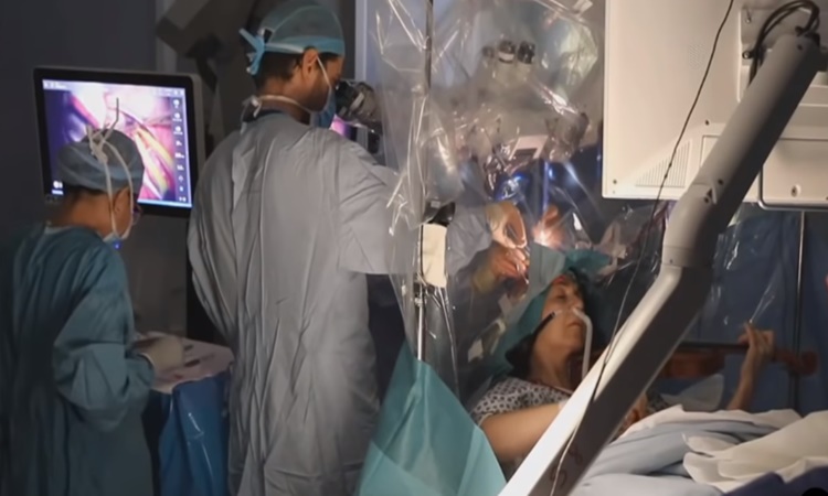 Woman Records Doctor During Surgery 2020