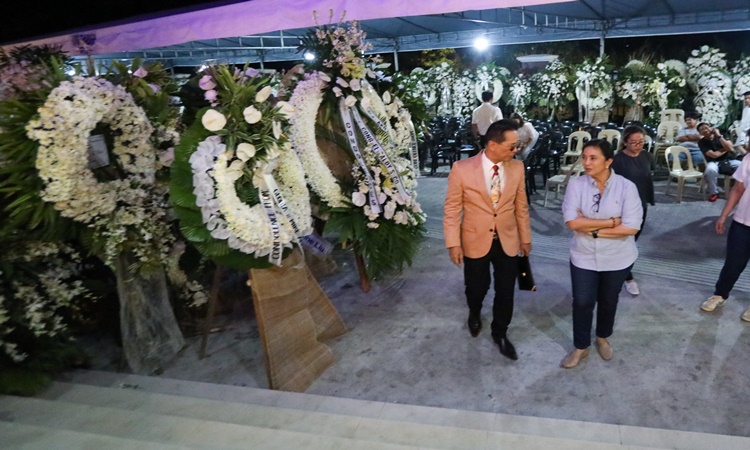 Salvador-Panelo-Leni-Robredo-00