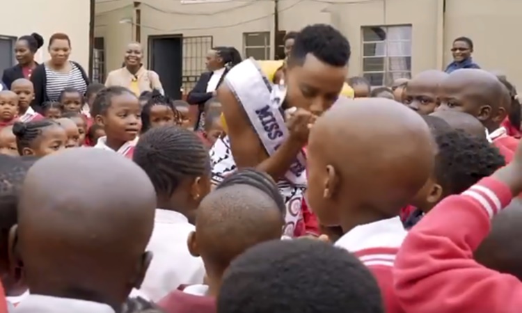 Zozibini-Tunzi-with-kids